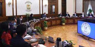 رئيس الوزراء يستعرض مع وزيرة...