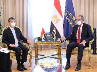 وزير الاتصالات يبحث مع سفير...