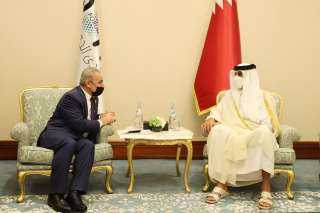 اشتية يطلع أمير قطر على...