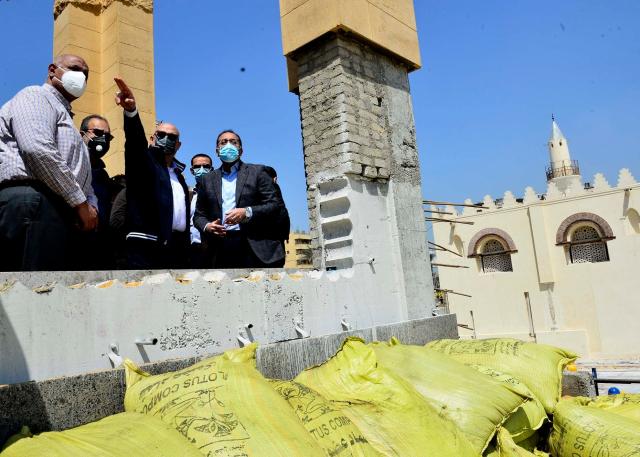 رئيس الوزراء يتفقد أعمال ترميم مسجد عمرو بن العاص وتطوير ساحته وحدائق الفسطاط