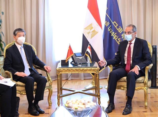 وزير الاتصالات مع السفير الصيني لدى مصر لمناقشة تعزيز العلاقات الثنائية
