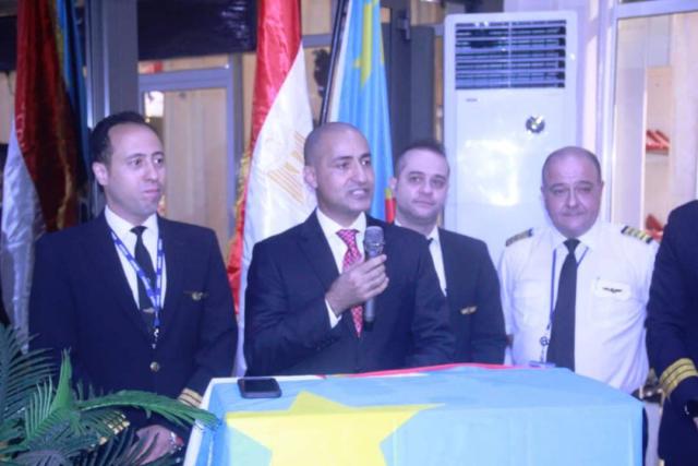السفير المصري لدى الكونغو الديمقراطية يستقبل أولى رحلات مصر للطيران إلى كينشاسا