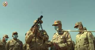 وزير الدفاع يلتقى مقاتلى الجيش...