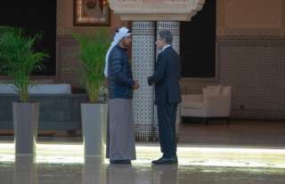محمد بن زايد يبحث مع...