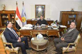 محافظ اسيوط يلتقى مدير مطار...