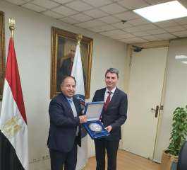 وزير المالية.. فى لقائه بوفد...