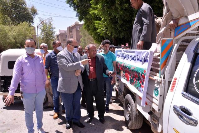 محافظ أسيوط يعلن فتح منافذ الاصلاح الزراعي المتنقلة لبيع السلع الزراعية ومنتجات الدواجن بأسعار مخفضة