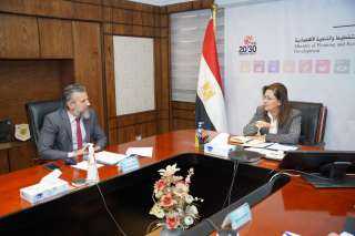 وزيرة التخطيط والتنمية الاقتصادية تناقش...