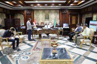محافظ المنيا يناقش أعمال تنفيذ...