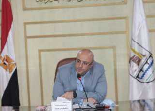 محافظ بني سويف يناقش مع...