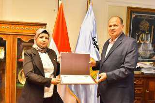 محافظ أسيوط يكرم المهندسة ”فاطمة...