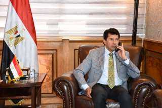 وزير الرياضة يطمئن على حكم...