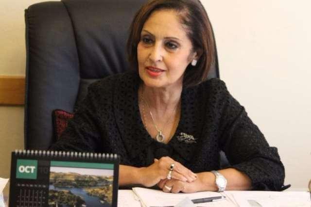 السفيرة نائلة جبر تُهدي مساعد وزير الخارجية للشئون القنصلية مجموعة من الإصدارات الخاصة بمكافحة جريمتي الهجرة غير الشرعية والاتجار في البشر