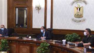 رئيس الوزراء يستعرض المشروعات المقترح...