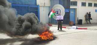 فلسطينيون غاضبون يشعلون الإطارات أمام...