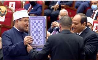 بالفيديو.. وزير الاوقاف يهدي الرئيس...