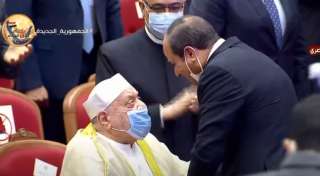 بالفيديو.. الرئيس السيسي يقبل رأس...