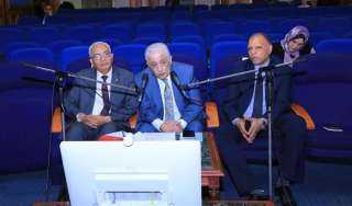 وزير التربية والتعليم يعقد اجتماعًا...
