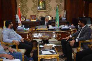 محافظ المنيا يناقش أعمال تنفيذ...