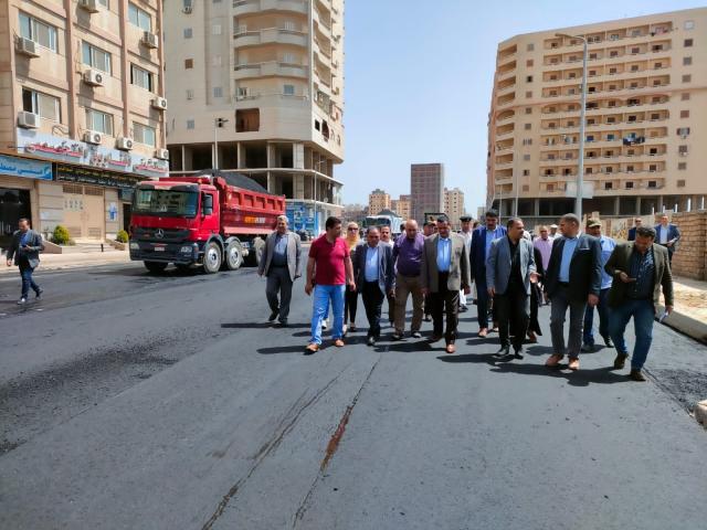 محافظ البحيرة يتفقد أعمال رصف وتطوير منطقة داير الموقف بأطوال ٣ كم وبتكلفة ١٧ مليون و٣٤٠ ألف جنية