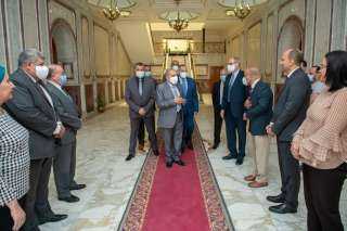 ”وزير الإنتاج الحربي” يهنئ العاملين...