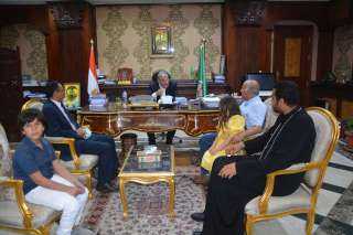 محافظ المنيا يستقبل وفد مطرانية...