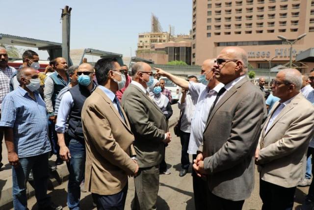 محافظ القاهرة يقوم بجولة تفقدية بموقف عبد المنعم رياض لمتابعة التزام السائقين بعدم رفع تعريفة الركوب