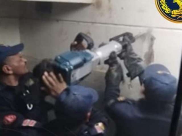 الحماية المدنية بأسيوط تنجح فى إنقاذ أسرة تعطل بهم مصعد داخل أحد الأبراج السكنية