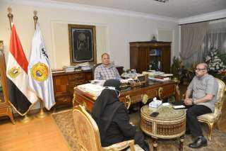 محافظ أسيوط يلتقى وكيل وزارة...