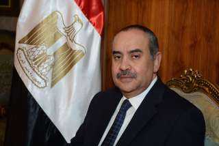 وزير الطيران يهنئ العاملين بمصر...
