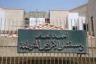رئيس جامعة القاهرة يستعرض تقريرًا...