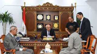 محافظ قنا يستقبل المواطنين لبحث...
