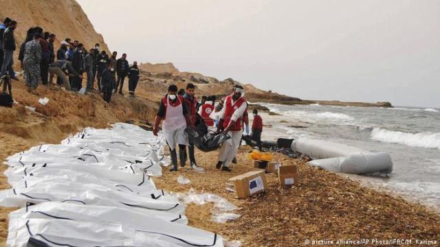 خفر السواحل التونسي ينتشل جثث 3 مهاجرين بعد غرق مركبهم
