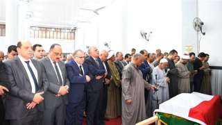 محافظ قنا يشهد جنازة الشهيد...