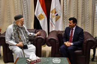 وزير الشباب والرياضة يلتقي اللجنة...