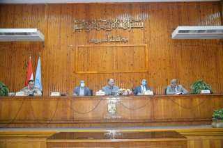 محافظ أسيوط يترأس اجتماع المجلس...