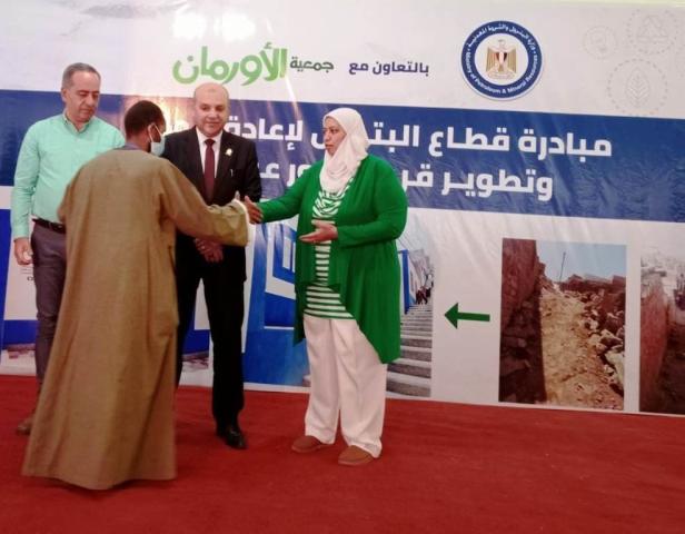 محافظ أسوان : تسليم عقود 50 منزل لمتضررى السيول بخور عواضة مجهزة بالمفروشات