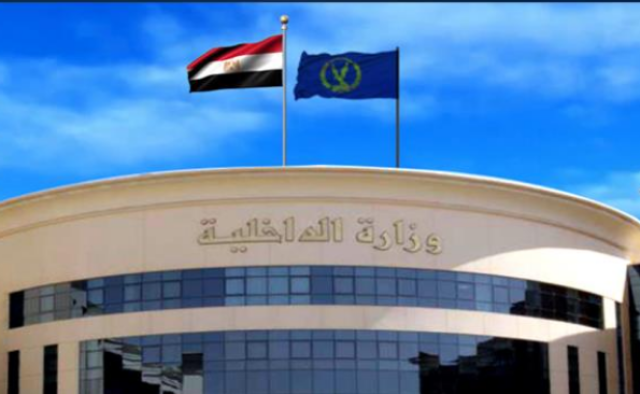 ضبط شخصين بالقاهرة لقيامهما بسرقة مبلغ مالى من داخل سيارة أحد المواطنين بأسلوب”التتبع وكسر الزجاج”