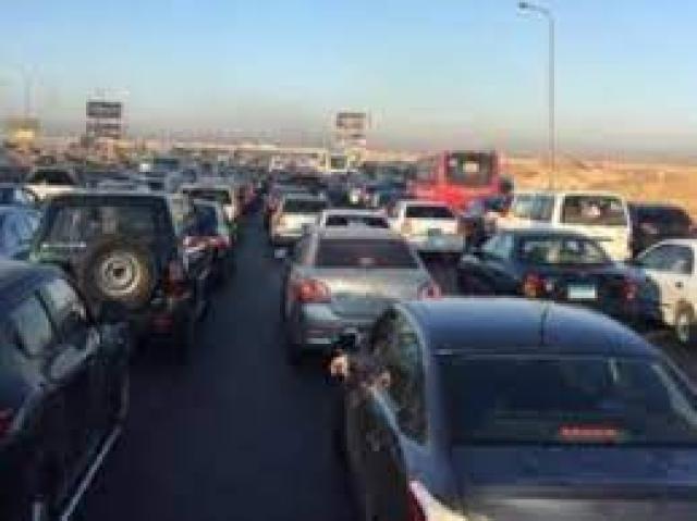 زحام مرورى بسبب حادث تصادم تريلا وأتوبيس و7 سيارات