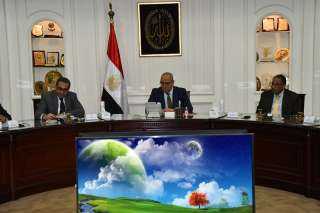 وزير الإسكان يتابع مع مسئولى...