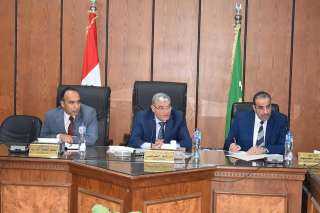 محافظ المنيا يناقش عددا من...