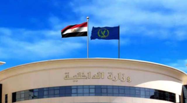 كشف ملابسات مقطع فيديو متضمنا قيام عامل توصيل طلبات دليفرى باحد المطاعم باختلاس النظر من خلف باب شقه على احد عملاء المطعم