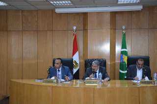 محافظ المنيا يناقش الاستعدادات لاستقبال...