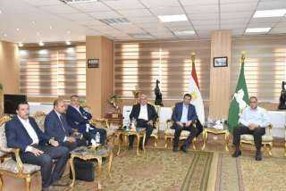 محافظ الشرقية يلتقي رئيس مجلس...