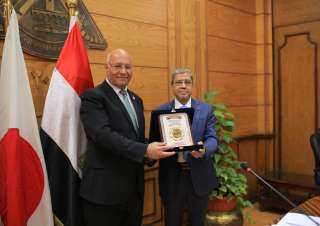 جامعة بنها تكرم رئيس مجلس...