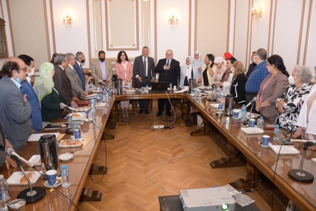 الخشت يترأس اجتماع مجلس كلية الآداب ويجرى حوارا مع أساتذتها حول القضايا البحثية والتعليمية