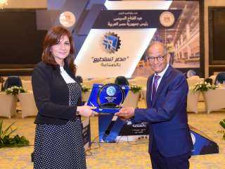 وزيرة الهجرة تكرم الدكتور مهندس...