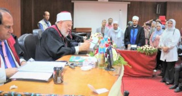 الدكتور على جمعة أثناء مناقشة الرسالة