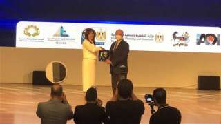 وزيرة الهجرة تكرم المشاركين بمؤتمر...