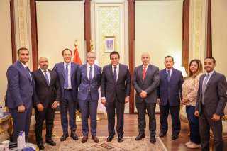 القائم بأعمال وزير الصحة يبحث...